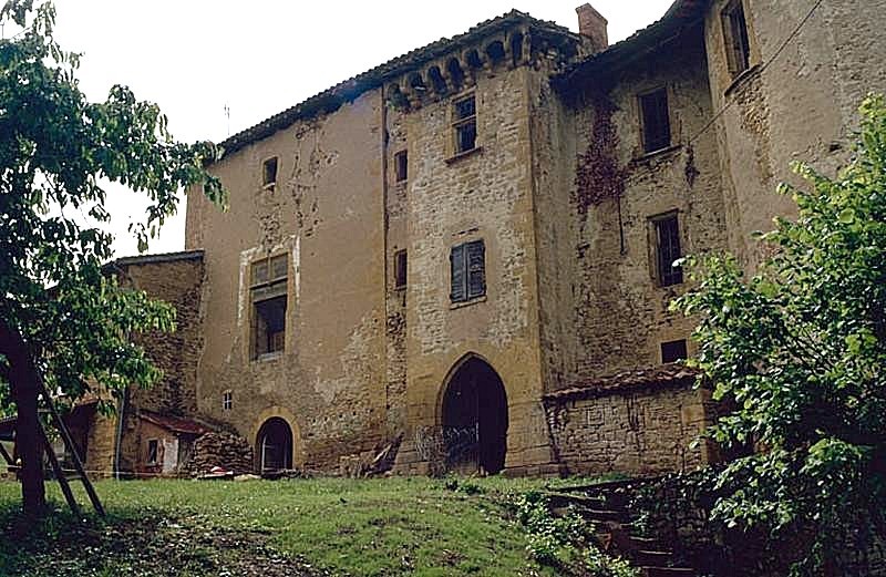 Façade de pierre aux fenêtres vides